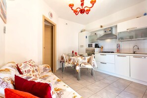 Interior - Holiday Home 'Petra Maris' with Private Garden, Balcony and Wi-Fi (Castelsardo)