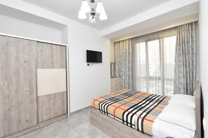 Eenvoudig appartement | Verduisterende gordijnen, een strijkplank/strijkijzer, gratis wifi