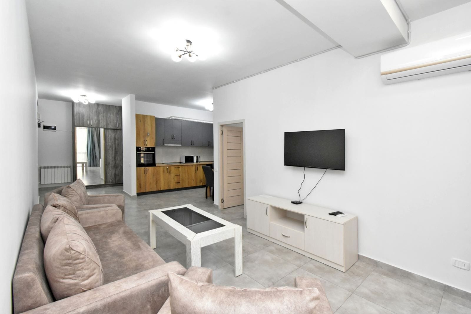 Lägenhet Basic | Vardagsrum | 50-tums platt-tv med kabelkanaler