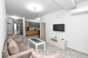 Departamento básico | Área de sala de estar | Televisión de pantalla plana de 50 pulgadas con canales por cable 