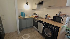 Fridge, microwave, oven, stovetop - Private Room in a Shared Flat - Villeurbanne (Villeurbanne)