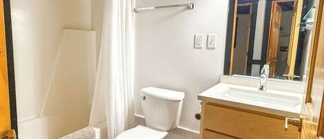 This home has two full bathrooms with a bathtub in each. You will also find shampoo, conditioner and body wash for your use.