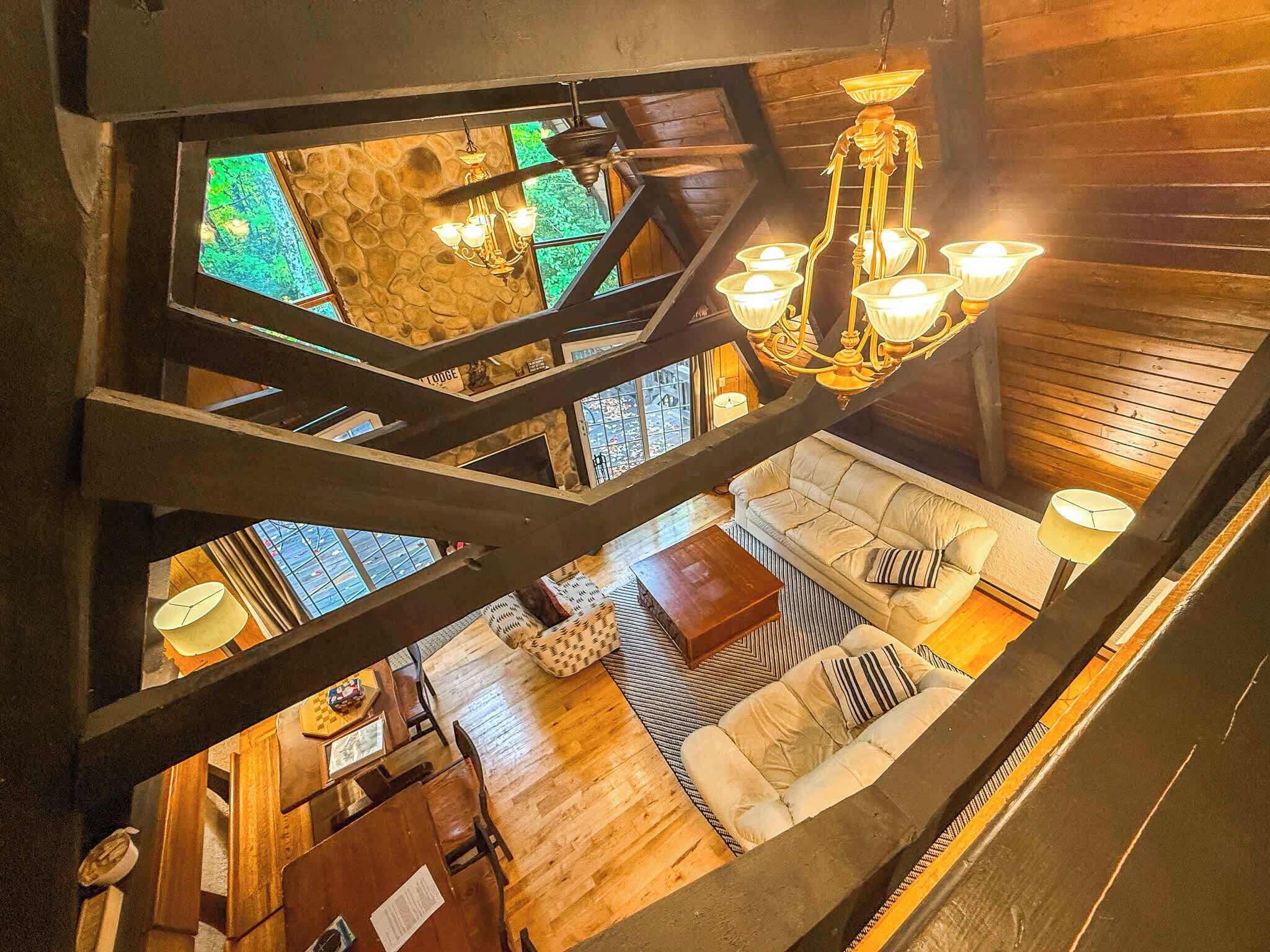 Télévision, cheminée, lecteur de DVD, espaces bureaux