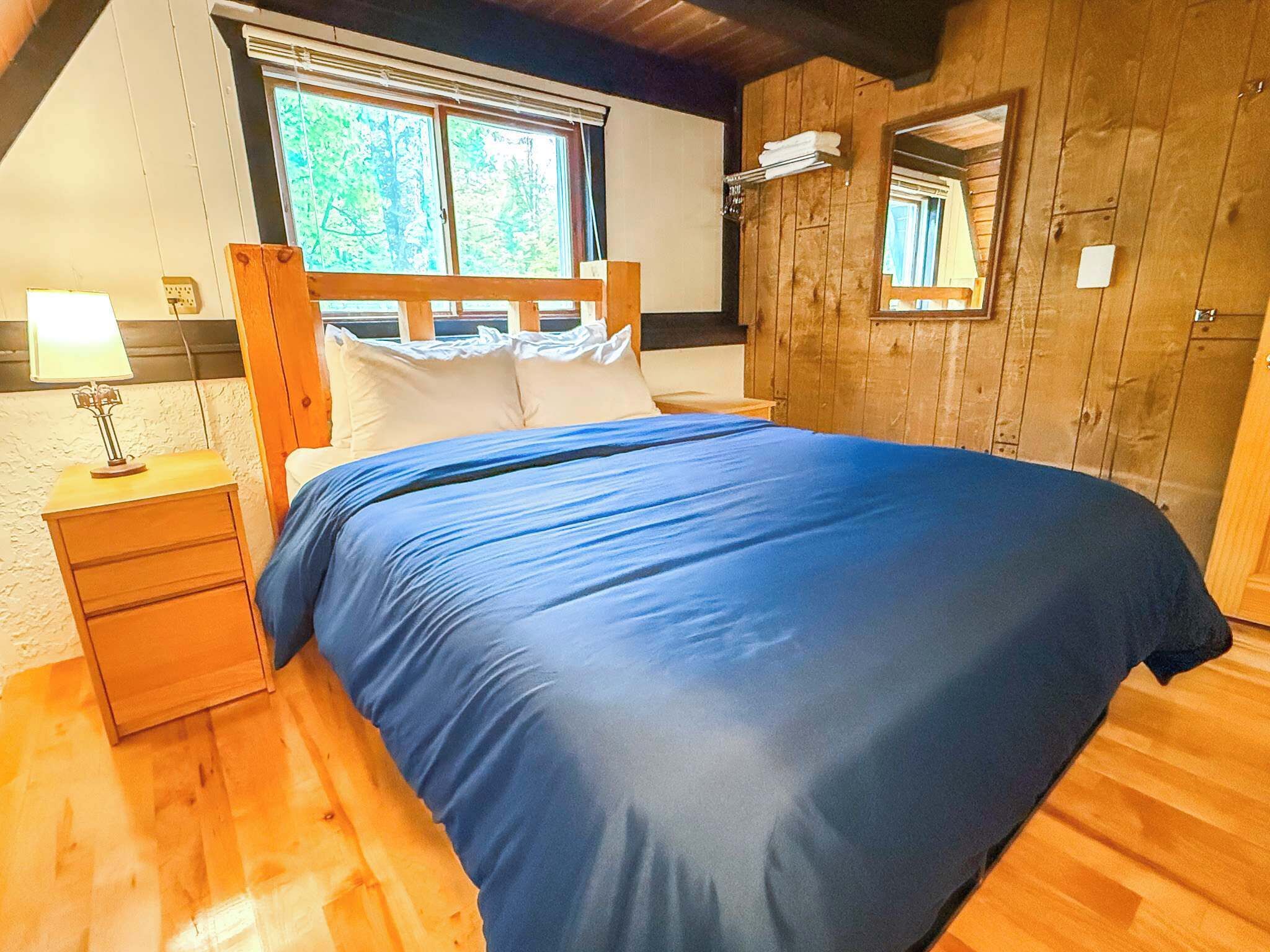 6 bedrooms, desk, WiFi, bed sheets