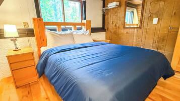 6 bedrooms, desk, WiFi, bed sheets