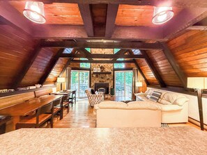 TV, caminetto, lettore DVD, studio