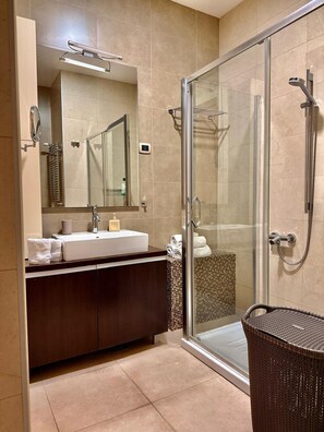 Deluxe Apartment, Sea View | Bathroom - CEMELDA (Budva)