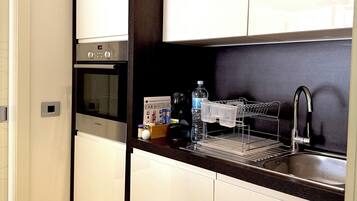 Deluxe Apartment, Sea View | Private kitchen