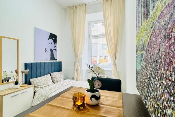 1 bedroom, iron/ironing board, bed sheets - Cozy Apartment, 10-Min to Matzleinsdorfer Platz (Vienna)