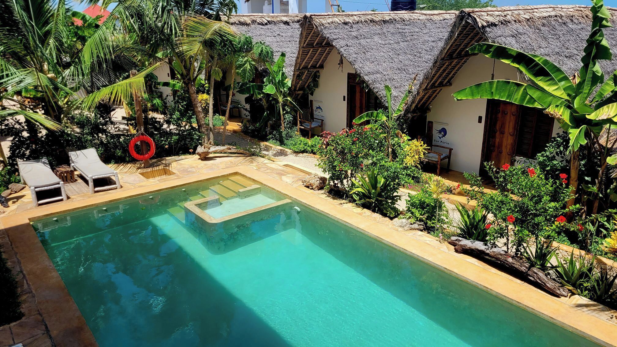 Una piscina al aire libre