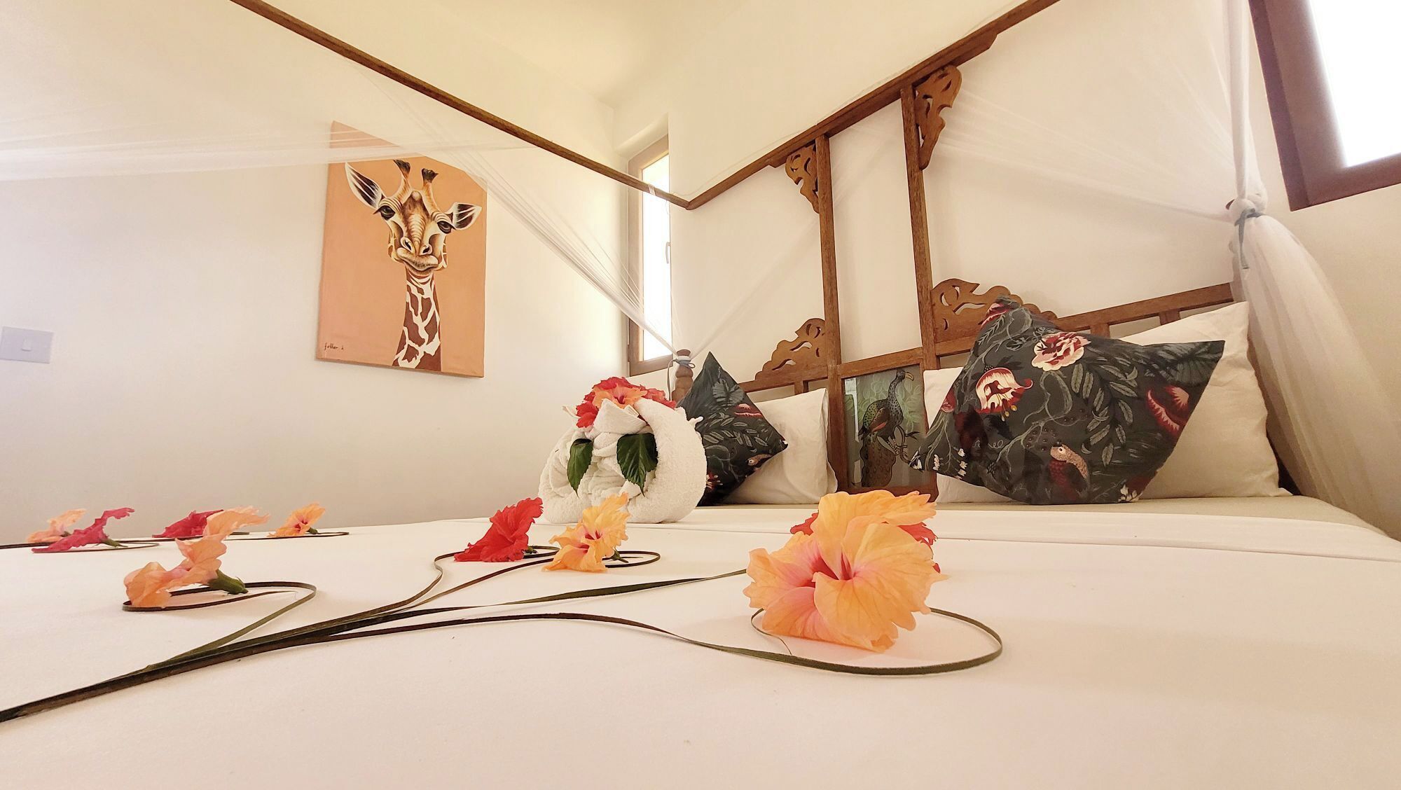 客房内保险箱、办公桌、笔记本电脑工作区、免费 WiFi