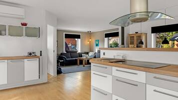 Kühlschrank, Geschirrspüler, Kochgeschirr/Geschirr/Besteck