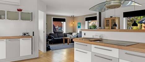 Geladeira, lava-louças, talheres/pratos/utensílios de cozinha