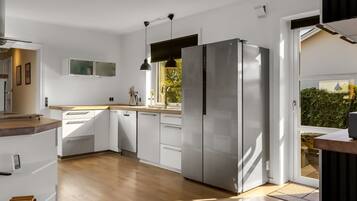 Kühlschrank, Geschirrspüler, Kochgeschirr/Geschirr/Besteck