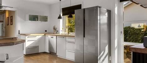 Frigorífic, rentaplats i utensilis de cuina, vaixella i coberteria