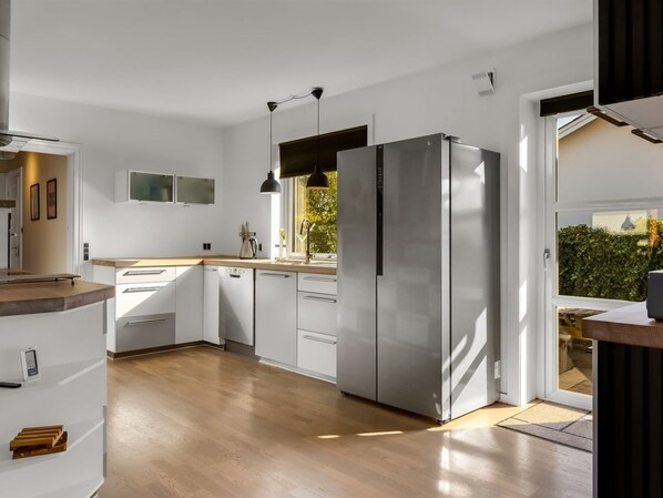 Fridge, dishwasher, cookware/dishes/utensils