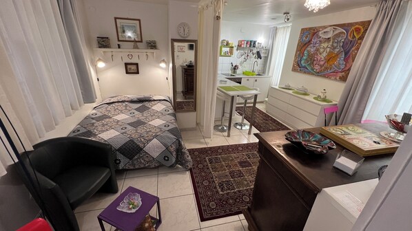 1 bedroom, iron/ironing board, internet, bed sheets