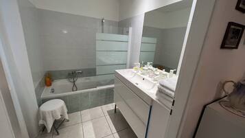 Een haardroger, handdoeken, zeep, shampoo