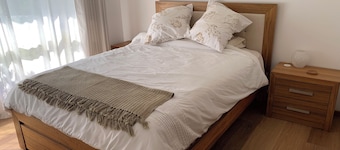 Family Beach House. Pet friendly. 5 minute walk to the longest beach in Aus!