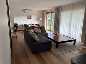 Smart TV, fireplace, books, stereo