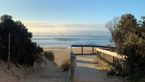 A wooden boardwalk leading to a beach with a clear view of the ocean. - Family Beach House. Pet friendly. 5 minute walk to the longest beach in Aus! (Woodside Beach)