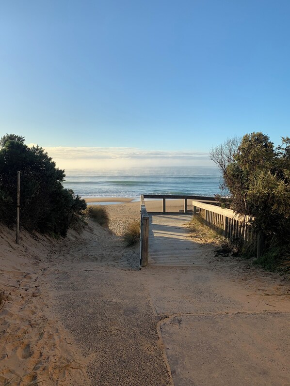 Plage à proximité, chaises longues, serviettes de plage