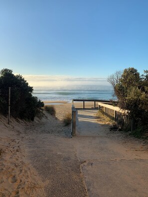 Beach nearby, sun loungers, beach towels - Family Beach House. Pet friendly. 5 minute walk to the longest beach in Aus! (Woodside Beach)