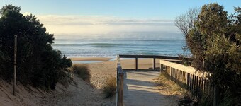 Family Beach House. Pet friendly. 5 minute walk to the longest beach in Aus!