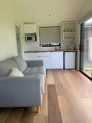 Smart TV, fireplace, books, stereo - Family Beach House. Pet friendly. 5 minute walk to the longest beach in Aus! (Woodside Beach)