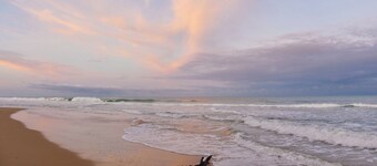 Family Beach House. Pet friendly. 5 minute walk to the longest beach in Aus!