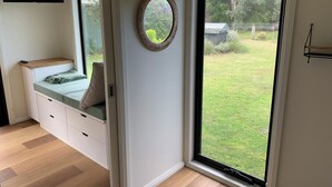 A room with a built-in bench, a large window, and a sliding door. - Family Beach House. Pet friendly. 5 minute walk to the longest beach in Aus! (Woodside Beach)