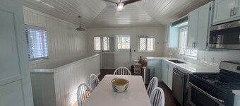 Tickled Pink: Charming house sleeps 6, 3 minute walk to fabulous pink sand beach