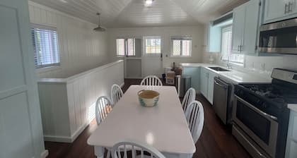 Tickled Pink: Charming house sleeps 6, 3 minute walk to fabulous pink sand beach