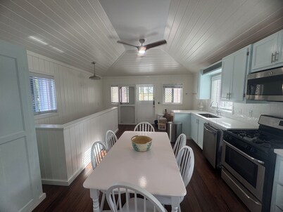 Tickled Pink: Charming house sleeps 6, 3 minute walk to fabulous pink sand beach