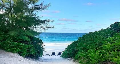 Charming Tickled Pink home sleeps 6, minutes away from fabulous pink sand beach