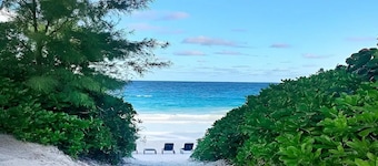 Charming Tickled Pink home sleeps 6, minutes away from fabulous pink sand beach
