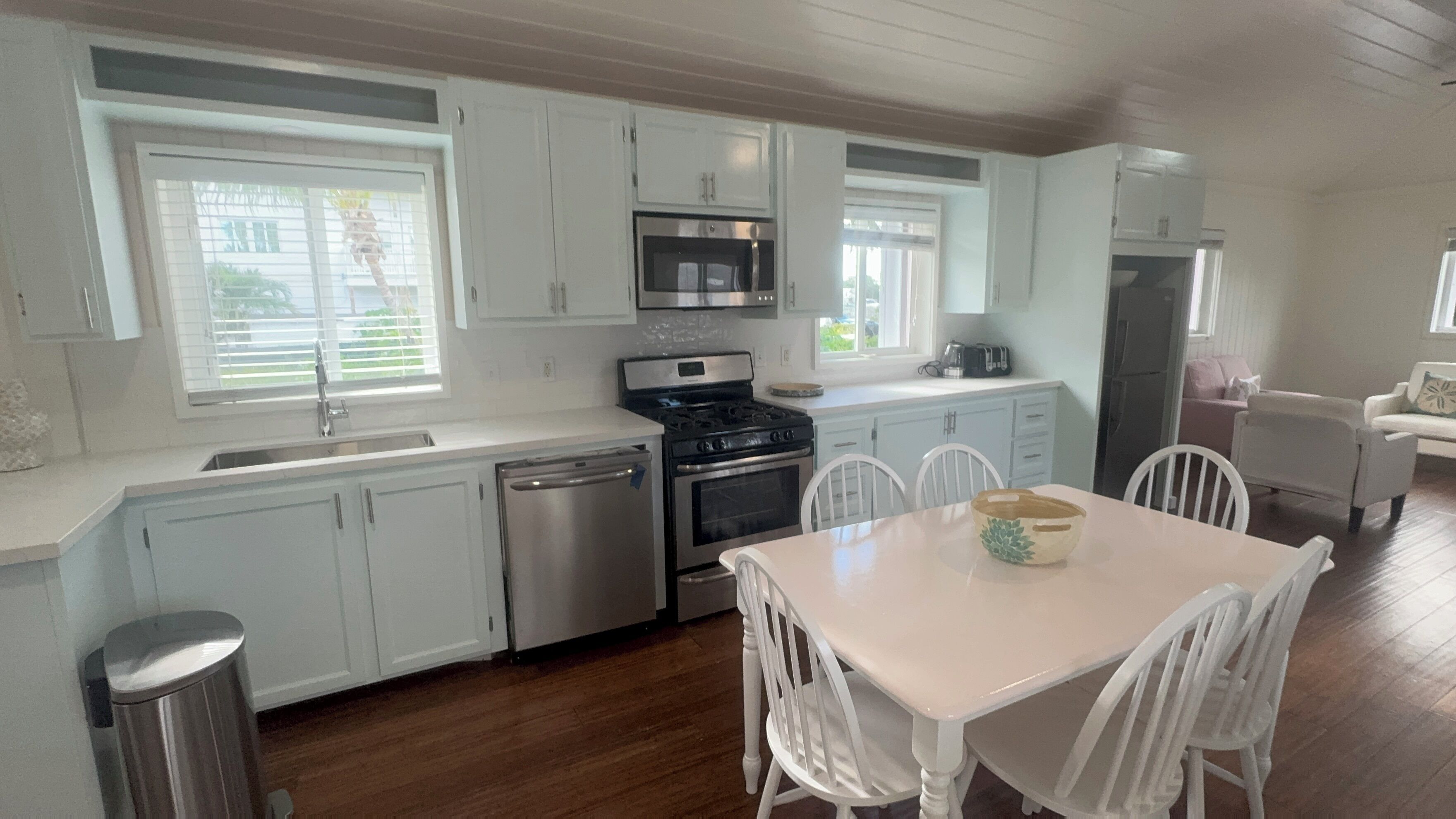 Microondas, horno, placa de cocina, lavavajillas