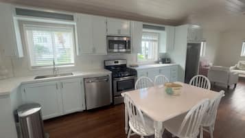 Microondas, horno, placa de cocina, lavavajillas