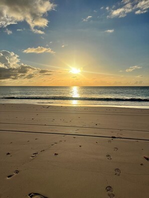 Beach - Charming Tickled Pink home sleeps 6, minutes away from fabulous pink sand beach (Harbour Island)