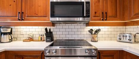 Kjøleskap, mikrobølgeovn, ovn og kokeplater