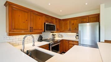 ثلاجة، ميكروويف، فرن، موقد طهي مسطح