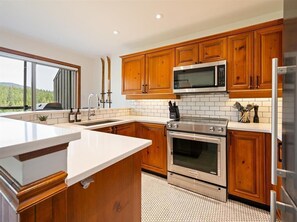 Réfrigérateur, four à micro-ondes, un four, surface de cuisson