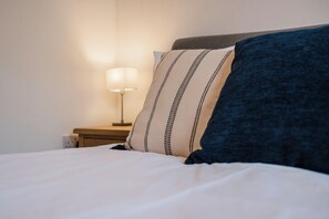 Iron/ironing board, free WiFi - Charming 2 Bedroom Home in the Cotswolds (Cheltenham)