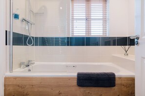 Bathroom - Charming 2 Bedroom Home in the Cotswolds (Cheltenham)