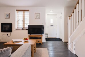 Living area - Charming 2 Bedroom Home in the Cotswolds (Cheltenham)