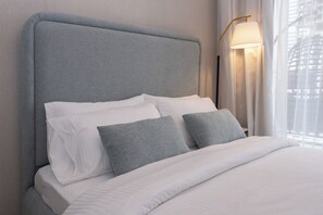 1 غرفة نوم وخزنة داخل الغرفة ومكتب ومكواة/لوح كي