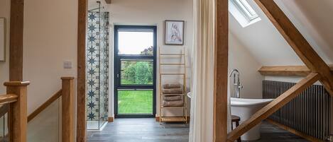 المنشأة من الداخل