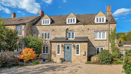 Taylor's Cottage - sleeps 6 guests  in 3 bedrooms