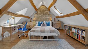 3 chambres, bureau, fer et planche à repasser, lit de bébé portatif