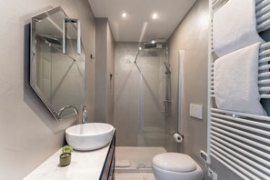 Standard-huone | Kylpyhuone | Suihku, sadesuihkupää, hiustenkuivaaja, bidee